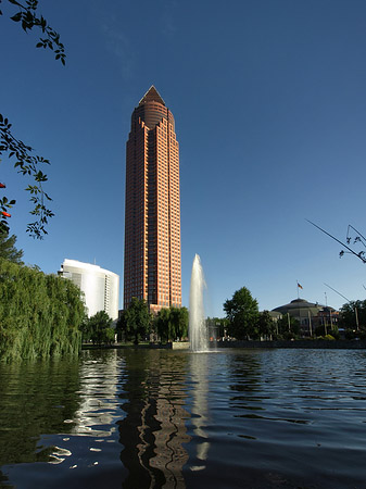 Messeturm mit Ludwig-Erhard-Anlage