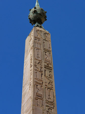 Obelisk vor dem Palazzo Montecitorio Foto 