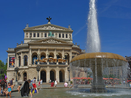 Alte Oper mit Brunnen Fotos