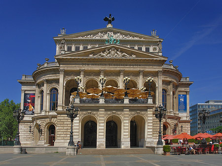 Foto Alte Oper mit Schirmen