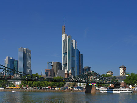 Skyline von Frankfurt mit eisernem Steg