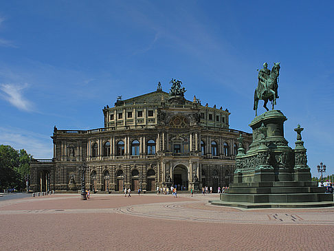 Fotos König-Johann-Statue mit Semperoper