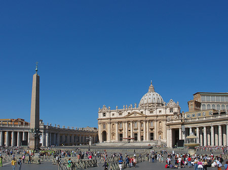 Foto Obelisk mit dem Petersdom